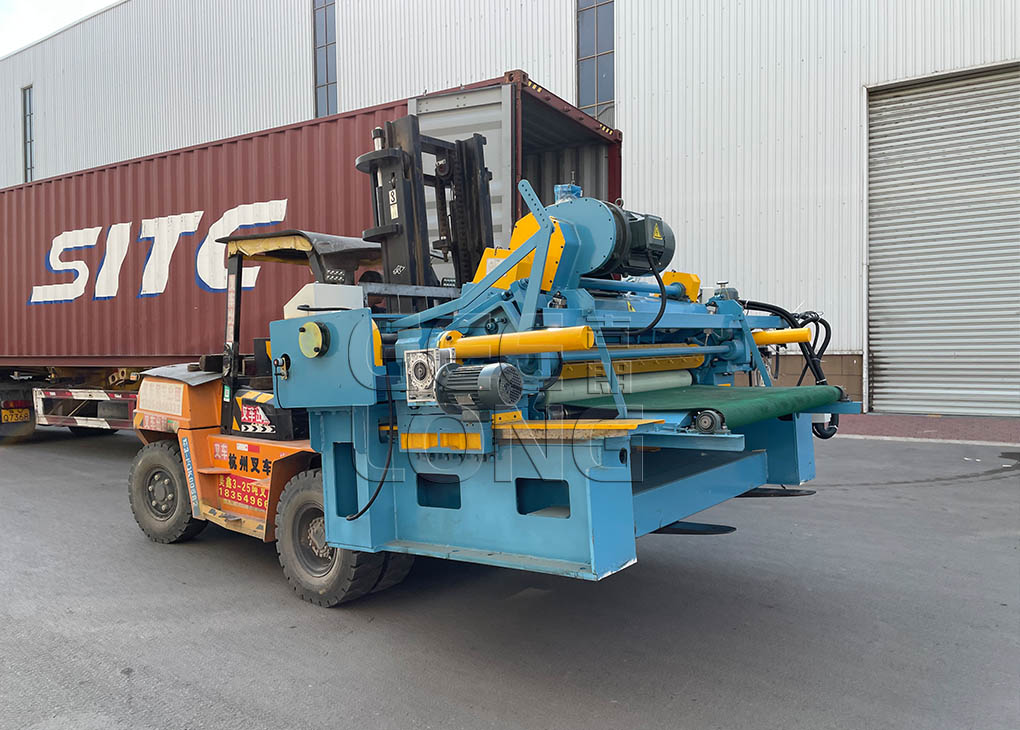 China GEELONG exported heavy duty 5ft veneer peeling machine and 3T HELI brand forklift to Indonesia