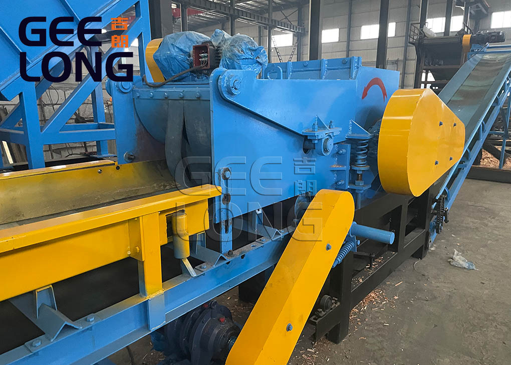 china geelong  1-2T per hour small capacity wood chips machine